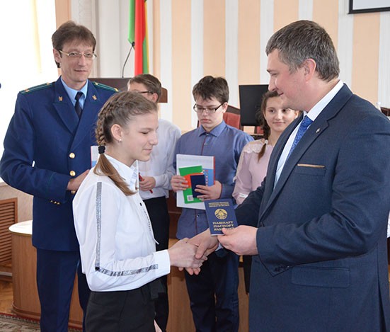 В Быхове учащимся вручили паспорта, а младших школьников приняли в пионеры