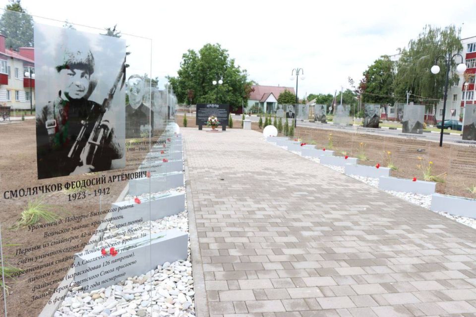 На площади Красовского состоялось торжественное открытие памятного знака и обновленной аллеи Героев. ФОТО