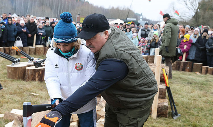 Лукашенко посетил чемпионат по колке дров среди журналистов