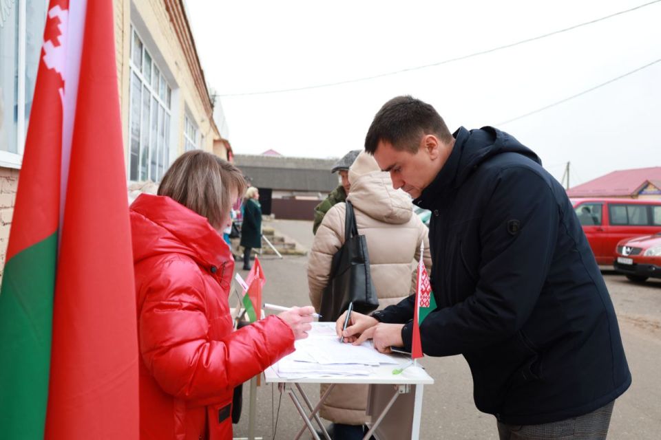 Председатель райисполкома Александр Киселёв поставил подпись за сильного лидера. ФОТОФАКТ